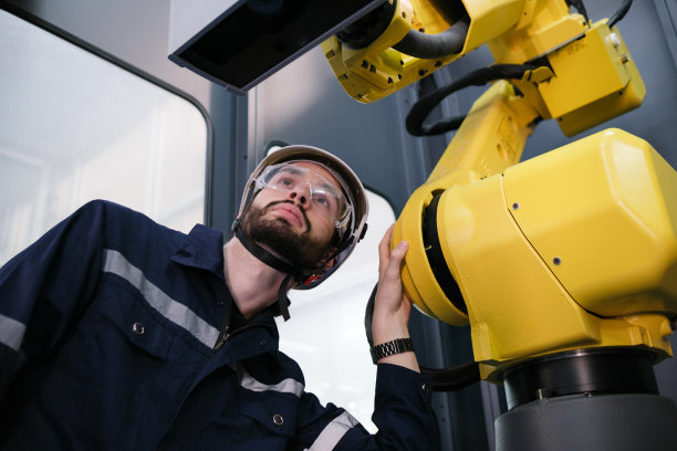 多种族技术工程师用机械臂训练图片下载