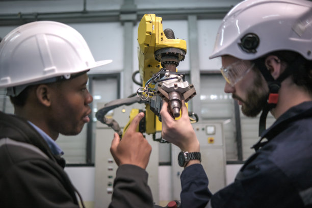 多种族技术工程师用机械臂训练图片下载