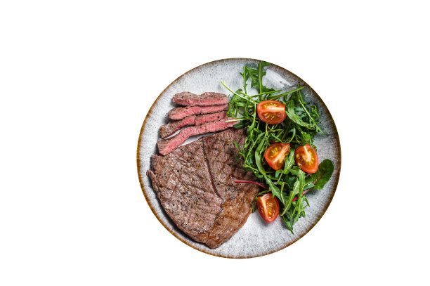 晚餐有烤牛肉、小牛肉、肉排和蔬菜沙拉。高品质隔离，白色背景。图片下载