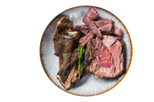 烤小牛肉排骨配迷迭香。高品质隔离，白色背景。图片下载