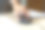用桌上的无线充电装置给手机电池充电。智能手机在充电板上充电。手机附近无线充电器现代生活科技理念图片下载