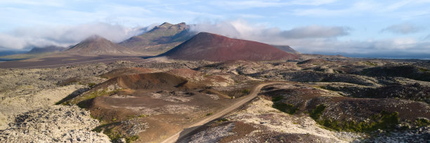 这条土路一直延伸到熔岩地带的地平线。俯视图，无人机拍摄的照片。Helgafellssveit,冰岛。图片下载