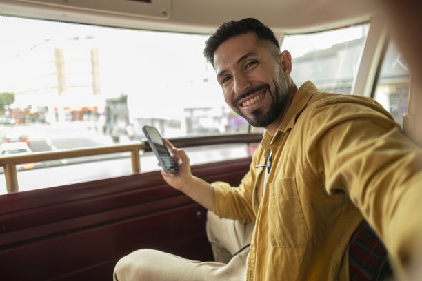 西班牙裔游客在巴士上自拍图片下载