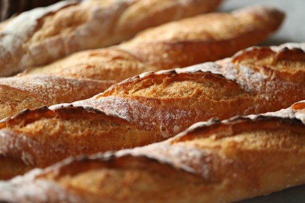 桌上有几根法棍图片下载