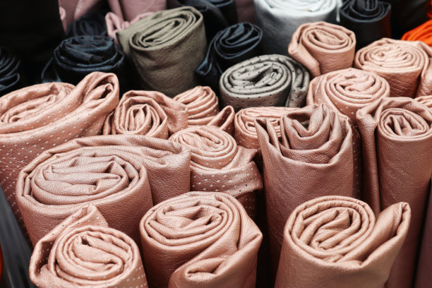 面料市场上不同颜色的布料和面料样品的详细特写图片下载