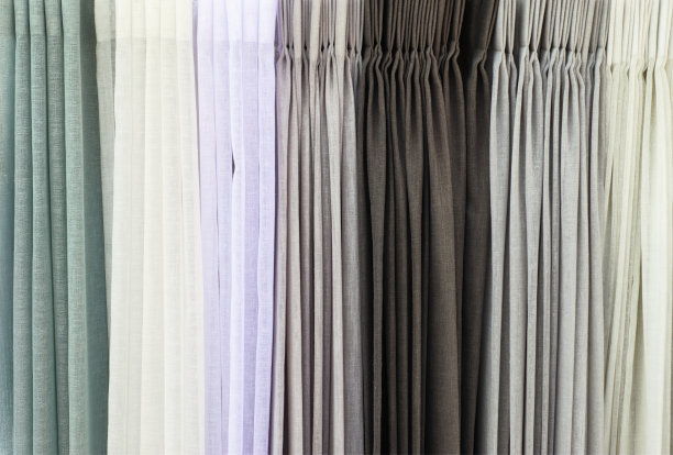 面料市场上不同颜色的布料和面料样品的详细特写图片下载