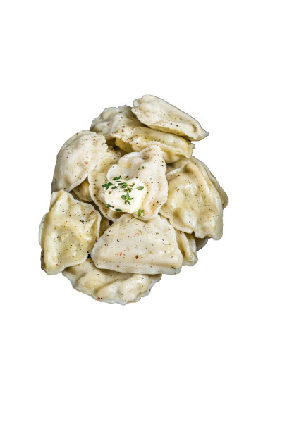 在盘子里放上土豆饺子和香草和黄油。高品质隔离，白色背景。图片下载