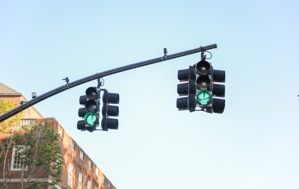 照亮道路，引导交通，象征安全、秩序和城市连接性的街灯和交通灯图片下载