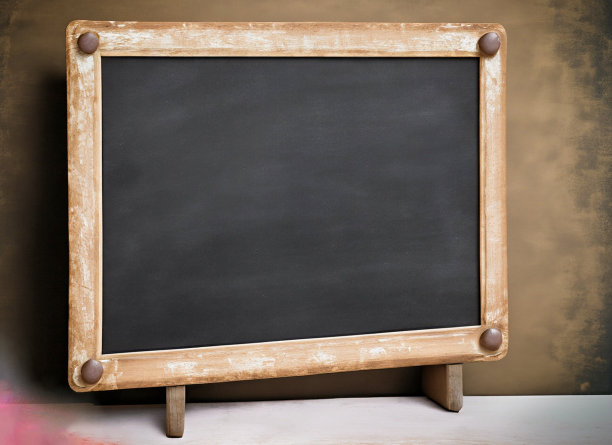 教室里的空黑板和相框，用于创意展示和学习。本空间图片下载