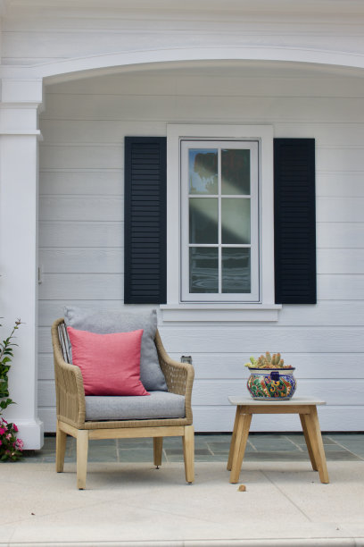 有竹椅和粉色枕头的海滩平房图片下载