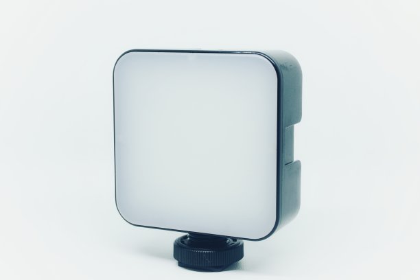 用于自拍、摄影或视频的LED灯，白色背景隔离图片下载