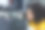 留着非洲式发型的女孩穿着黄色t恤，在教室的桌子上放着工程师和教育机器人。机器人学习创新。电气系统技能培训。STEM教育理念。图片下载
