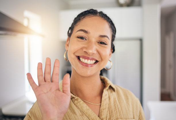 波，视频通话和肖像女教师在家里与远程工作，学习和教学。现场直播，欢迎一位女性专业人士在学习网络研讨会上微笑图片下载