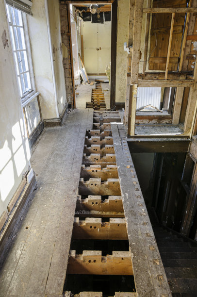 试图偷铜制暖气管的窃贼掀开了地板图片下载