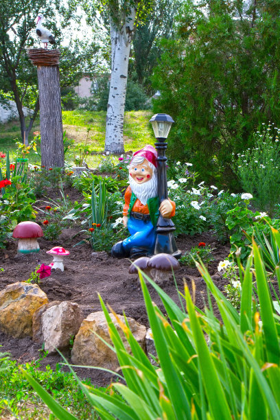 花园的一部分有一个陶瓷花园侏儒。图片下载