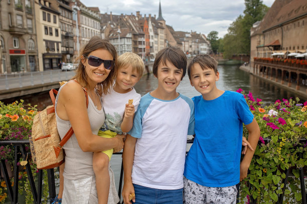 有孩子的美好家庭，男孩，暑假去斯特拉斯堡游玩图片下载