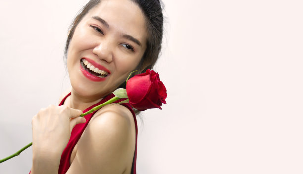 亚洲美女很高兴收到红玫瑰和微笑和笑在情人节和爱图片下载