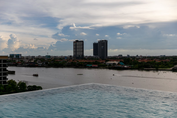 在屋顶游泳池放松身心，图片下载