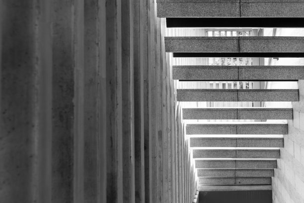 上下光秃秃的水泥楼梯。图片下载