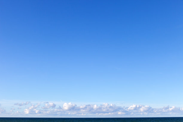 大海上美丽的蓝天和地平线附近的小积云图片下载