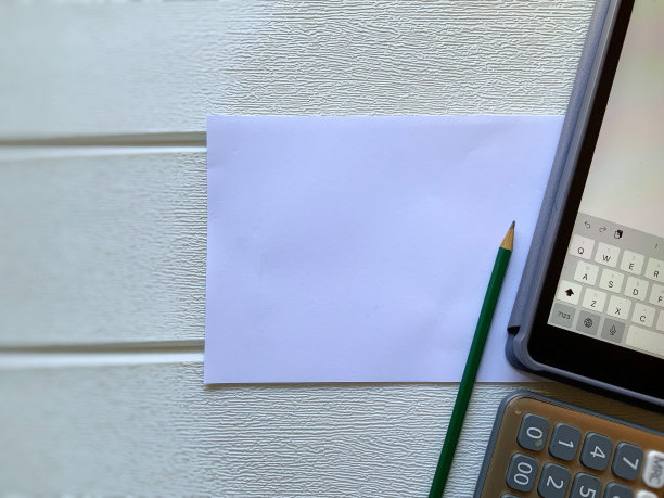 电子设备，白色桌子上有记事本和铅笔图片下载