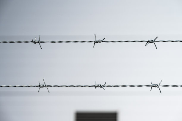 固定大仓库的倒刺铁丝图片下载