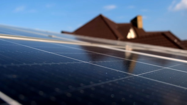 太阳能发电厂生态技术特写。光伏发电厂的太阳能电池板景观。可持续资源的概念。图片下载