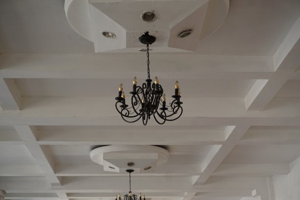 路灯通常安装在城市里图片下载