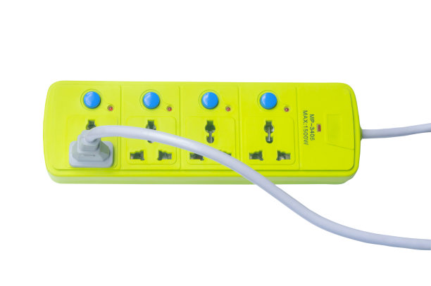 绿色插座和白色电源插头的俯视图，白色背景线隔离，带有剪切路径住宅、办公室或家庭用电的概念，安全、节约图片下载