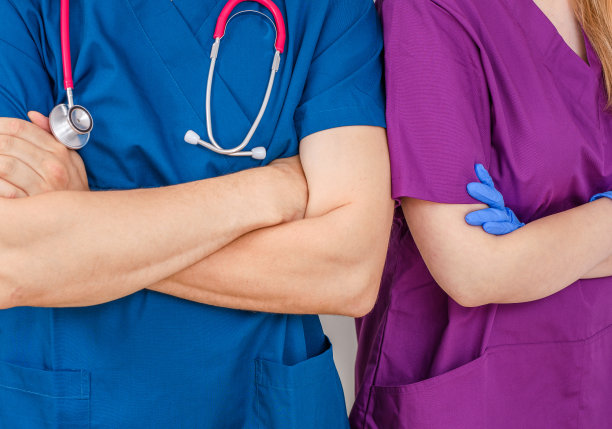 医生在医院里，两人亲密接触图片下载