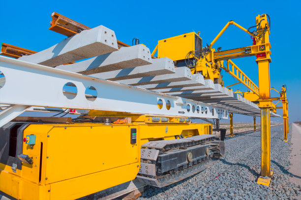 铁路或铁路施工现场，正在使用的铁路轨道安装机。铁路施工现场混凝土枕木透视图图片下载