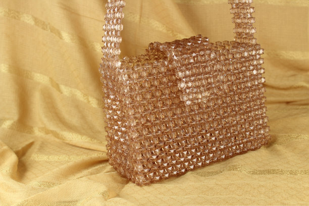 手工水貂头包在黄色织物。图片下载