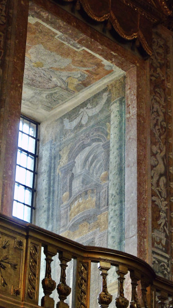 12世纪波尔图大教堂(ssure do Porto)的一个凹进去的窗框里有一幅手绘壁画，描绘了站在窗户前看到的景象。图片下载