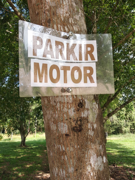 印尼语的摩托车停车区标志图片下载