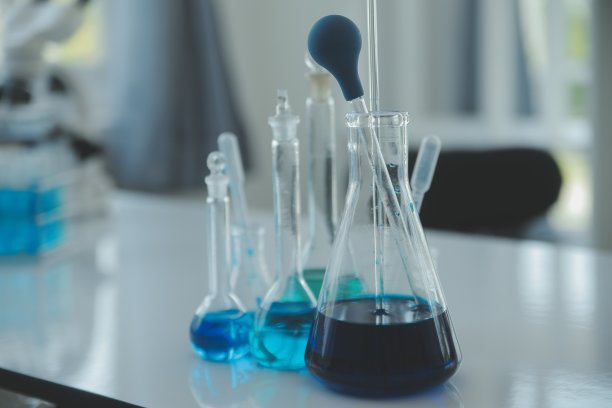 生化研究科学家团队利用显微镜进行冠状病毒疫苗研制，在药物研究实验室选择性聚焦图片下载