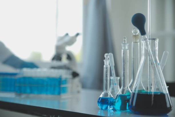 生化研究科学家团队利用显微镜进行冠状病毒疫苗研制，在药物研究实验室选择性聚焦图片下载