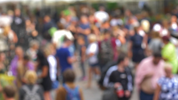 无名人群走在城市街道慢动作散景拍摄图片下载