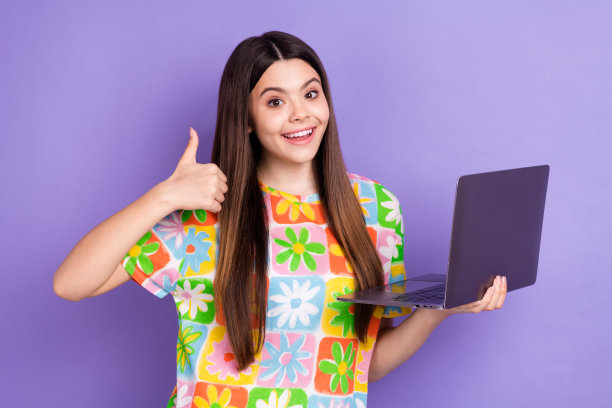 年轻的十几岁的女孩的照片拇指像符号率好工作出色的学习上网本课程孤立的紫色背景图片下载