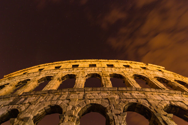 克罗地亚普拉竞技场圆形剧场的夜景图片下载