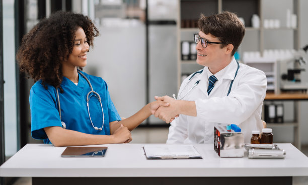 成功的医疗团队的成功和动力。图片下载