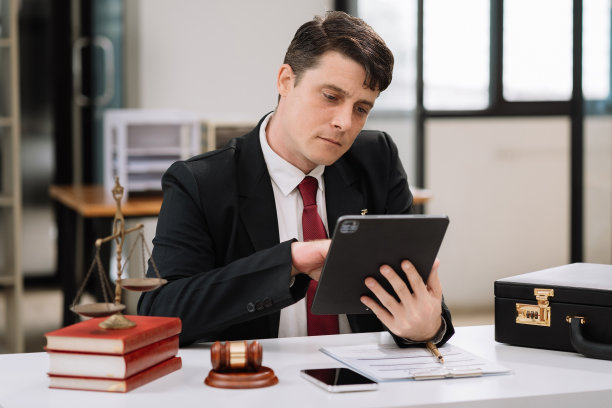 男律师早上在家办公室的餐桌上工作。图片下载