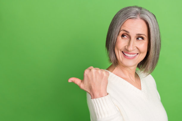 迷人的老年白发妇女的肖像直接手指空横幅看蜿蜒的信息孤立的绿色背景图片下载
