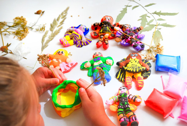 儿童造型从橡皮泥和粘土，使用自然材料，雕刻，创造童话与精灵，天使，仙女。想象力，灵感，感官知觉，与孩子一起发展图片下载