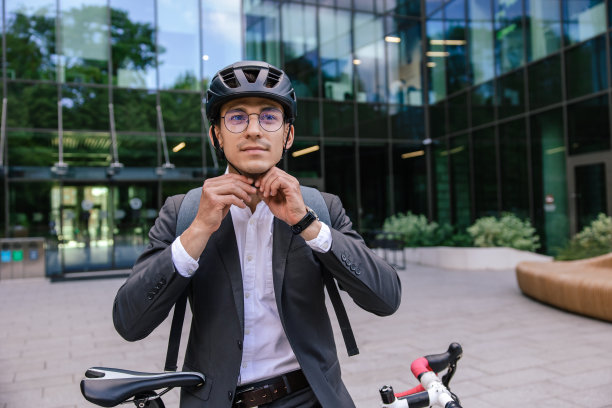 骑自行车前戴着护膝的年轻商人图片下载