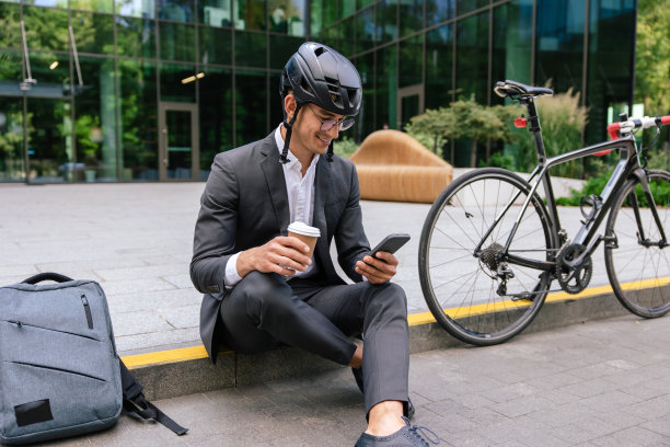 穿着短裙的男子骑自行车去办公室后喝咖啡图片下载