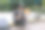 穿着短裙的男子骑自行车去办公室后喝咖啡图片下载