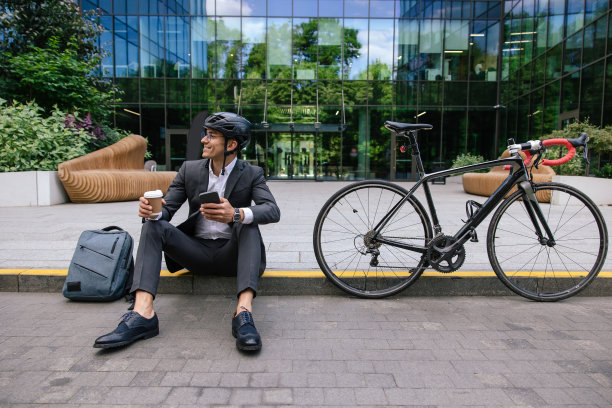 穿着短裙的男子骑自行车去办公室后喝咖啡图片下载