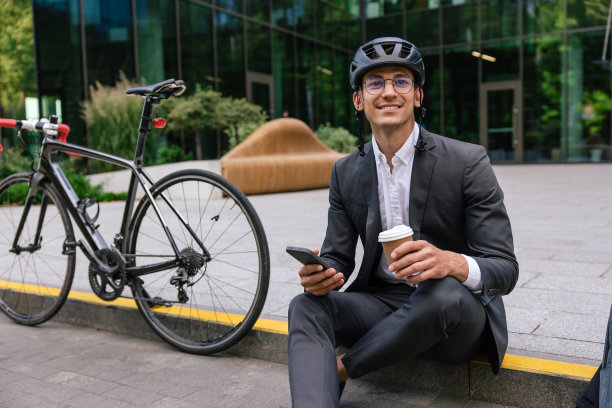 西装革面的年轻人手里拿着咖啡杯图片下载