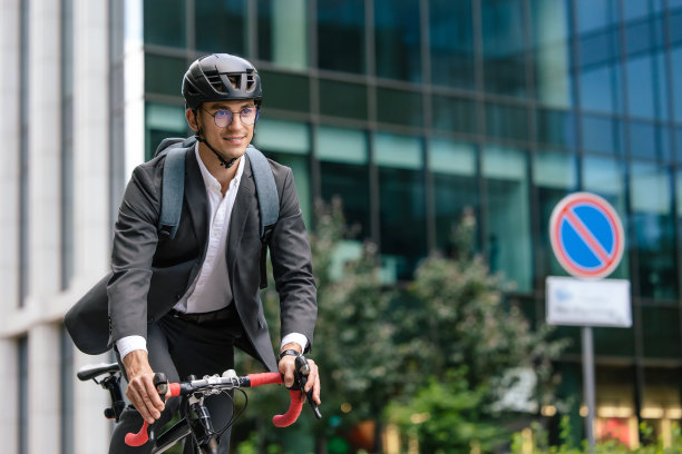 年轻的经理骑着电动滑板车上班图片下载