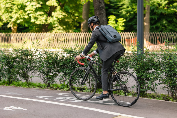 年轻的经理骑自行车上下班图片下载